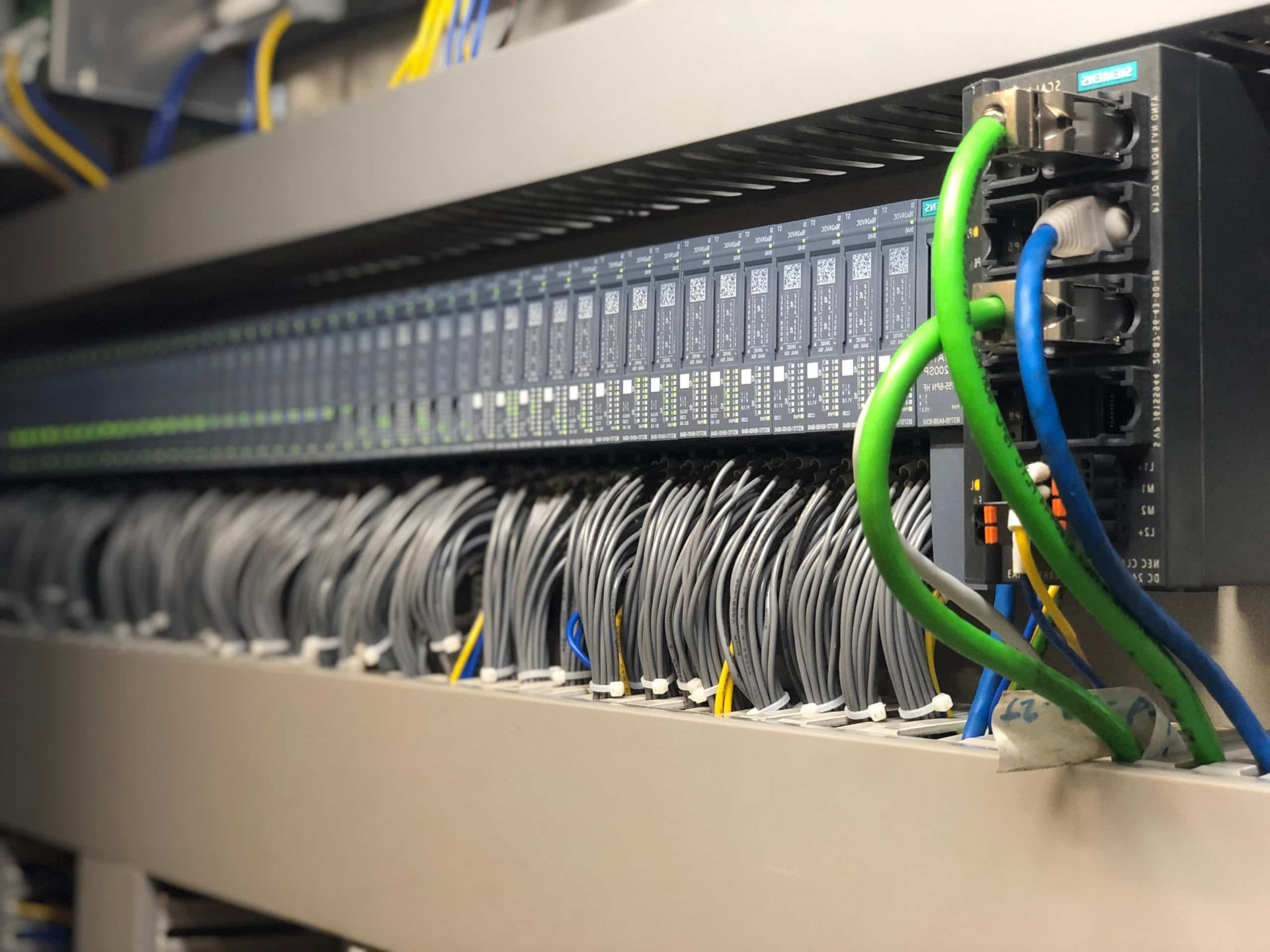 Siemens industriële PLC met status-LEDs op DIN-rail